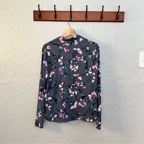 V-neck Top In Grey G Floral Stroll - Picture 8 of 10